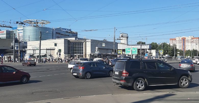 В 17:17 произошла авария у метро Дыбенко с участием 2 машин
