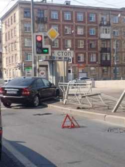Вольво сломала оградку на перекрестке Ивановской и Седова