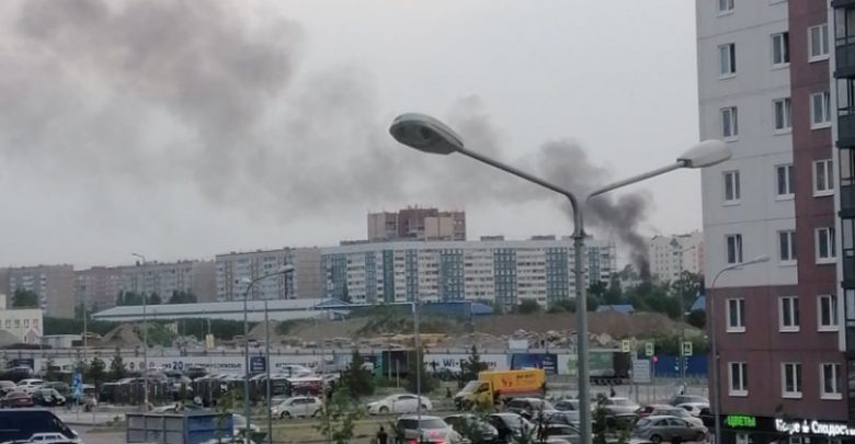 В Горелове сгорел припаркованный автомобиль. В 21:30 машина выгорела полностью, а пожарные заливали его…