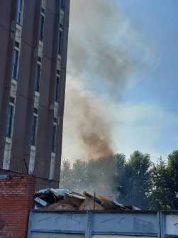 Сильный огонь на территории телефонной станции на улице Летчика Пилютова