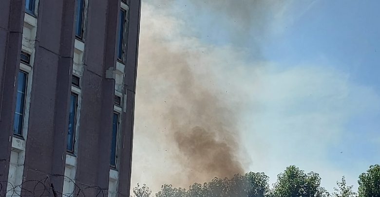 Сильный огонь на территории телефонной станции на улице Летчика Пилютова