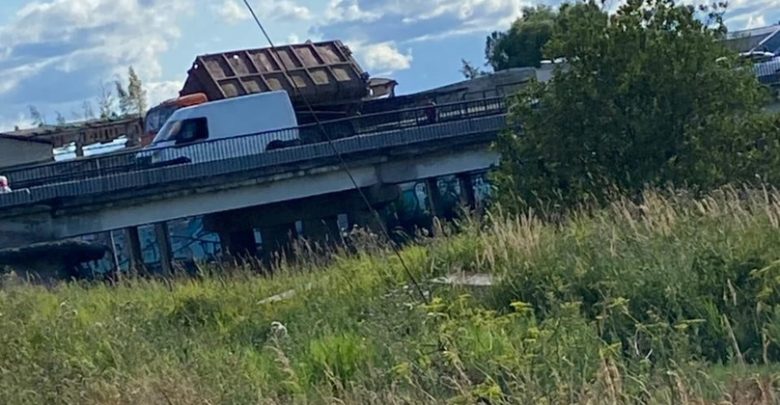 Во время движения автомашины по мосту, загруженной мусором, ПУХТО на повороте слетел с крепления…