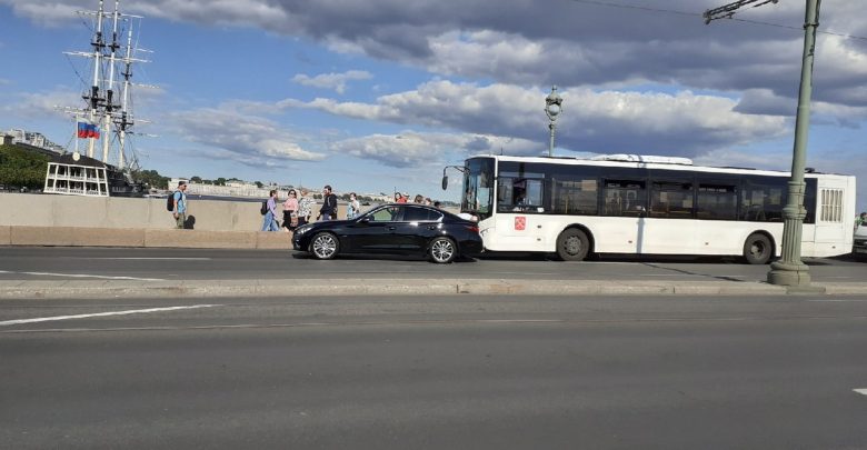 Гуляли по Троицкому мосту, услышали треск. оказалось, что там автобус не соблюдал дистанцию
