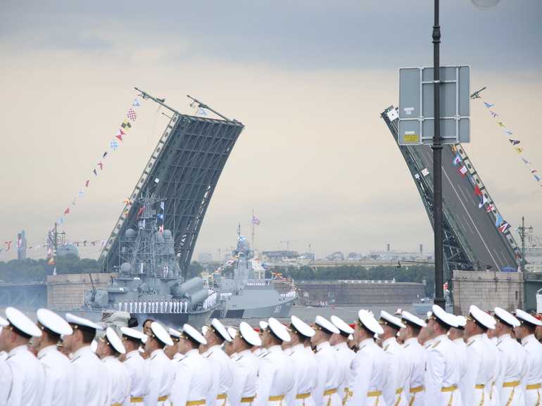 Репетиция парада ВМФ ограничит движение по мостам и набережным в Петербурге