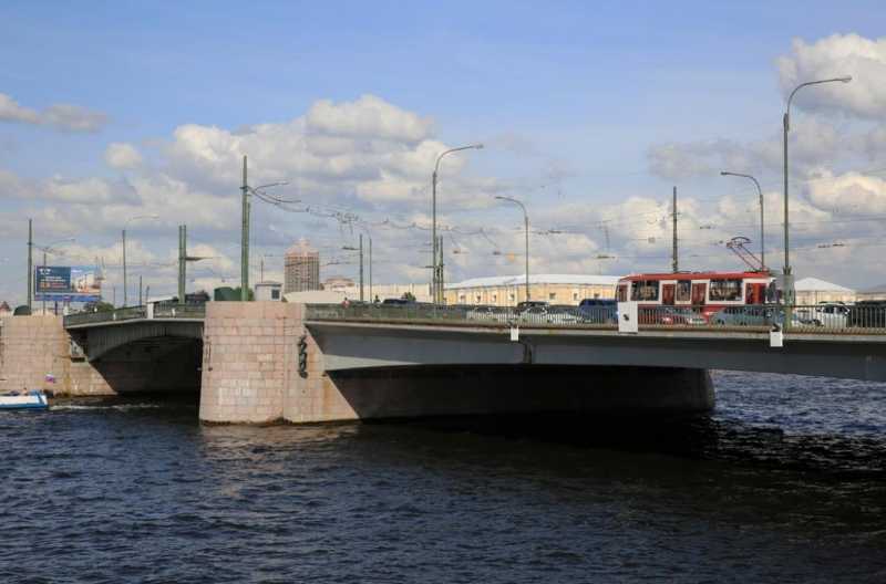 В Петербурге мужчина прыгнул с Тучкова моста |