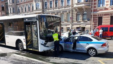 Автомобиль ДПС, уходя от столкновения, врезался в автобус у «Василеостровской»