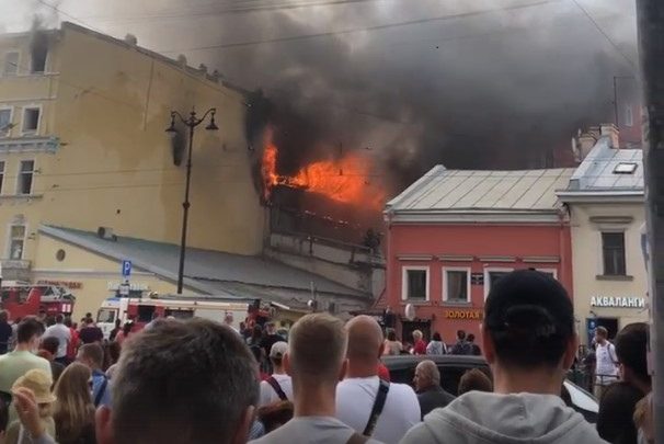 Новости нашего Мегаполиса: 1. Полыхавший жилой дом на Лиговке сперва тушила дюжина пожарных, а…