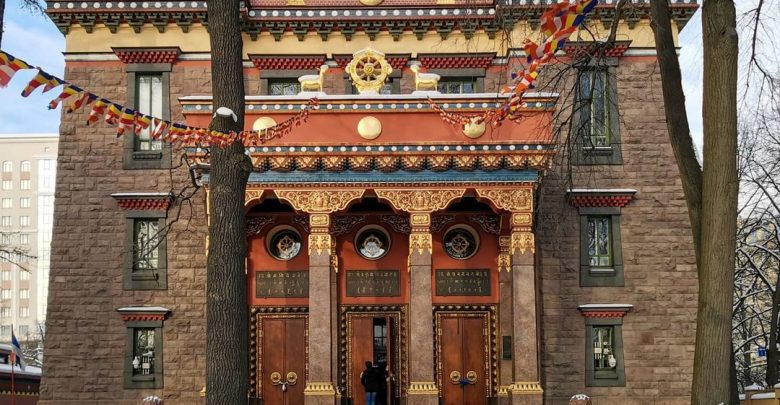 Буддийский храм «Дацан Гунзэчойнэй» Самый северный в мире буддийский храм. «Гунзэчойнэй» в переводе с…