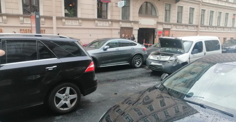 ДТП на Почтамтской улице Пежо приехал в Мерседес, проезд перекрыт