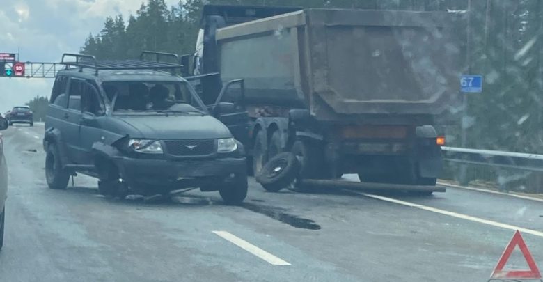 УАЗ Патриот пострадал от самосвала на Новоприозерском шоссе