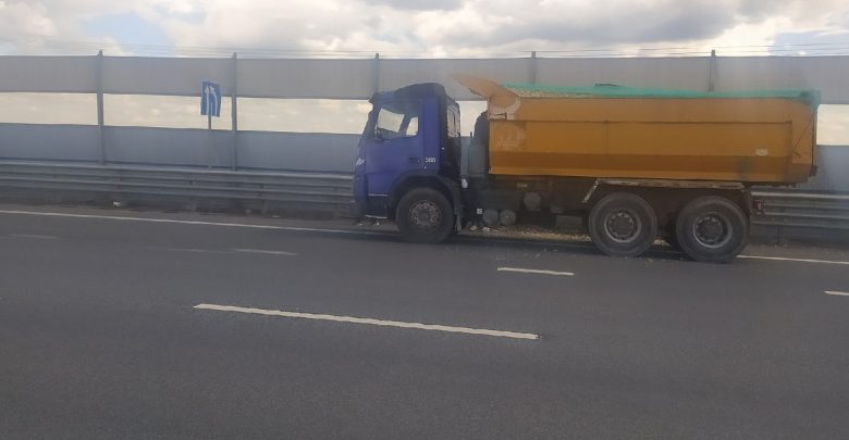 Самосвал протаранил фургон на Киевском шоссе, На полосе по направлению в СПб