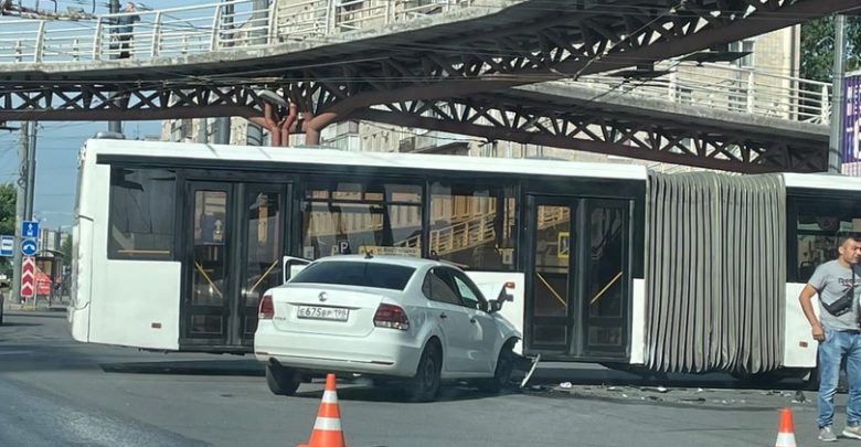 Поло протаранил автобус под крабом на перекрёстке Будапештской и проспекта Славы.ГИБДД на месте