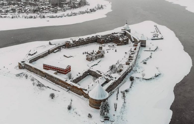 Крепость Орешек История Шлиссельбургской крепости Орешек насчитывает без малого 700 лет. В окрестностях Петербурга…