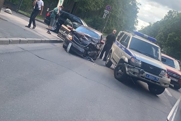 Ситимобиль столкнулся с полицейским УАЗом на Новороссийской улице
