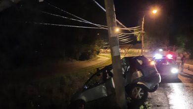 Машина сломала столб в Зеленогорске у ВИМОСа