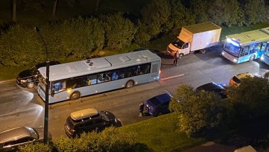 На Тимуровсеой д 9 автобус стоит на аварийке возможно притер авто или случилось чего….