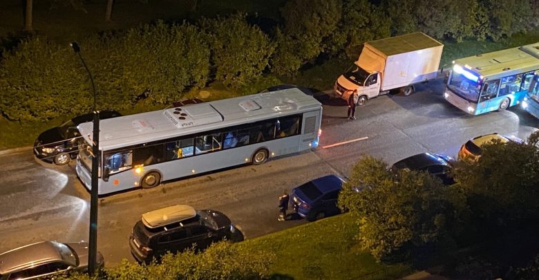 На Тимуровсеой д 9 автобус стоит на аварийке возможно притер авто или случилось чего….