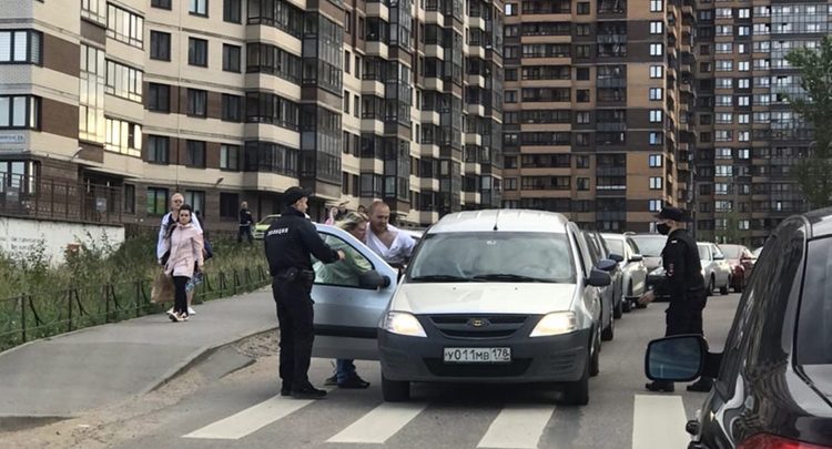 На Русановской улице «веселый» мужчина устроил догонялки с двумя полицейскими и дамой. Укрытия он…