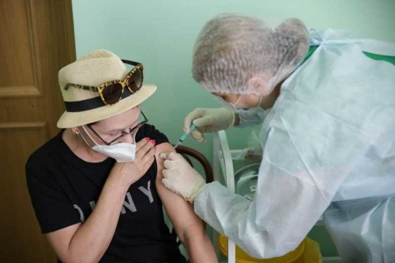 Вакцинацию от COVID прошли более 1,3 млн петербуржцев