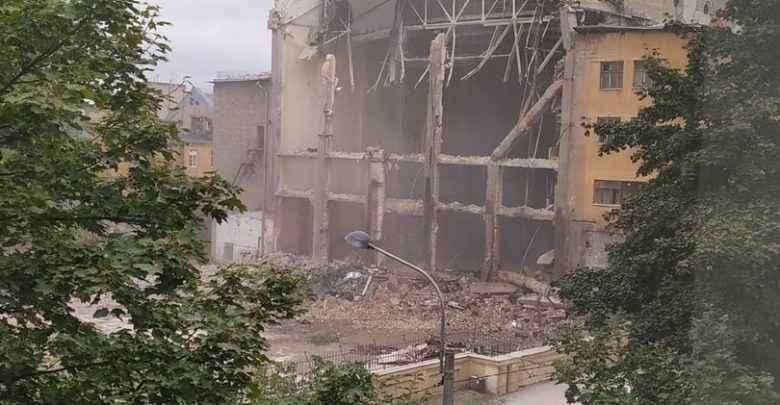 Сегодня начали разбирать здание НИИПТ на Курчатова д. 14. Стена рухнула, содрогнулись соседние здания….
