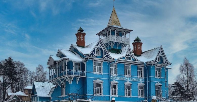 Терем трезвенников В посёлке Вырица есть красивое деревянное здание, похожее на терем: голубое, в…