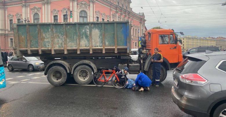 На Аничковом мосту в пять часов вечера камаз сбил девушку на велосипеде