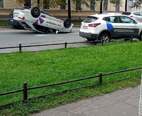 На 18-19 линии В.О. Ситимобил врезался в припаркованный Яндекс Драйв и перевернулся