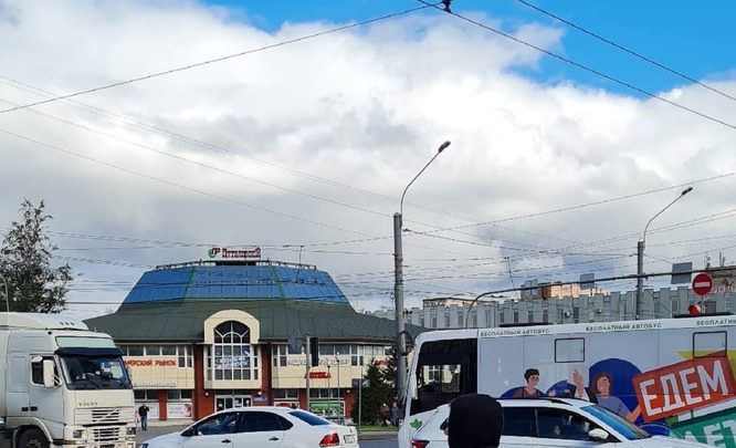 Автобус «Лето» догнал Поло 🧐 на перекрестке Ленинского проспекта и Народного Ополчения
