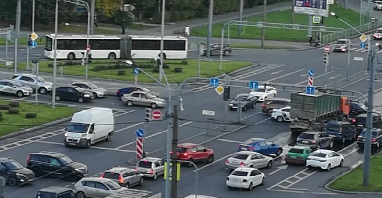 На перекрестке Софийской и Белы Куна погасли светофоры. пробке быть… и ДТП с участием…