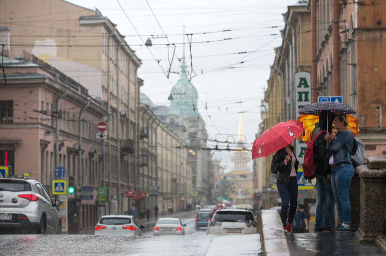 В Петербурге заметили девушку, прогуливающуюся в нижнем белье и дождевике |
