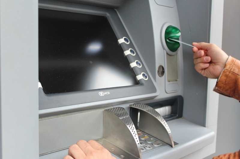 Центробанк хочет усилить контроль за пополнением карт через банкоматы
