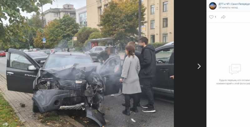 Дорога в осколках и поваленный столб: серьезное ДТП произошло на Московском