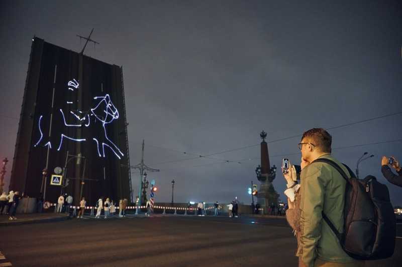 На Троицком мосту состоялось лазерное шоу в честь 800-летия Александра Невского