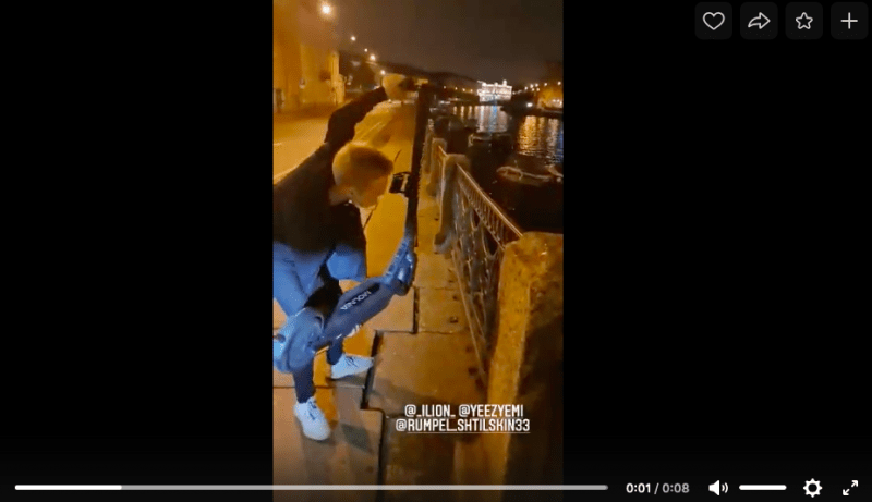Петербуржцы снова топят в реке кикшеринговые самокаты ради эффектного видео