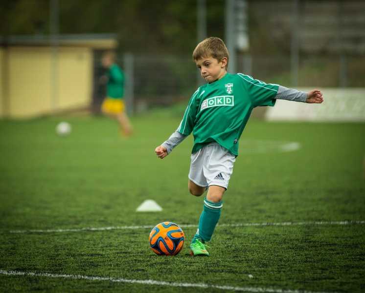 В 15 петербургских школах появились уроки футбола |