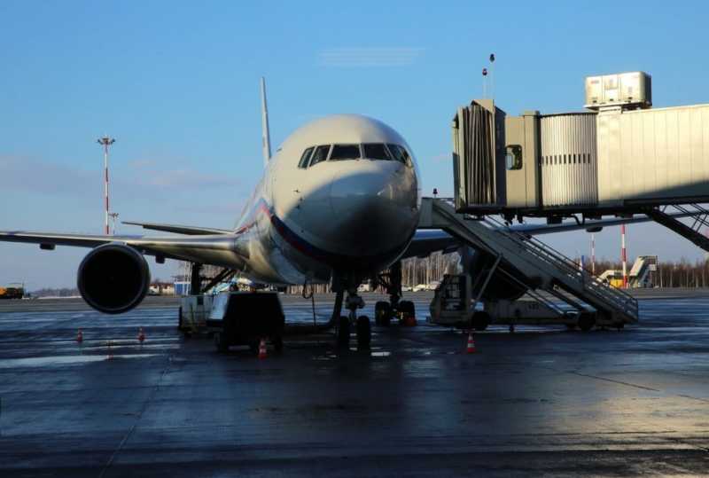 "Боинг 737" совершил аварийную посадку в Ростове-на-Дону