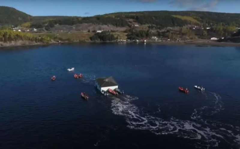 В Канаде семья переправила дом через залив на лодках