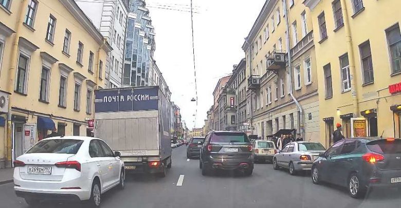 На Гончарной улице таксист решил ускорить работу Почты России пинком под зад…. Но не…