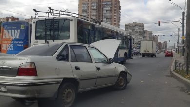 Перед метро Ленинский пр. в сторону Стачек, Нексия протаранила троллейбус