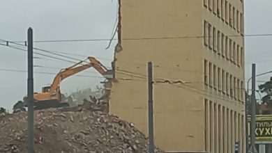 Рядом с перекрестком Светлановского и проспекта Мориса Тореза разрушают здание, будьте внимательны, наружная сторона…