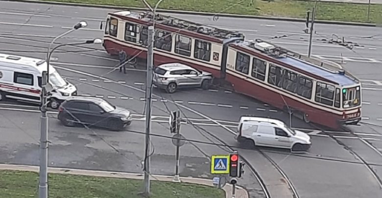 На съезде с моста Александра Невского Шкода протаранила трамвай. Трамваи стоят в обе стороны