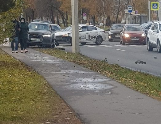 На перекрёстке Народного ополчения/партизана Германа такси не уступило каршерингу при развороте Перекрыто полосы