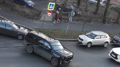 Авария на пересечении Плуталовой с Левашовским. Одна из машин улетела в дом