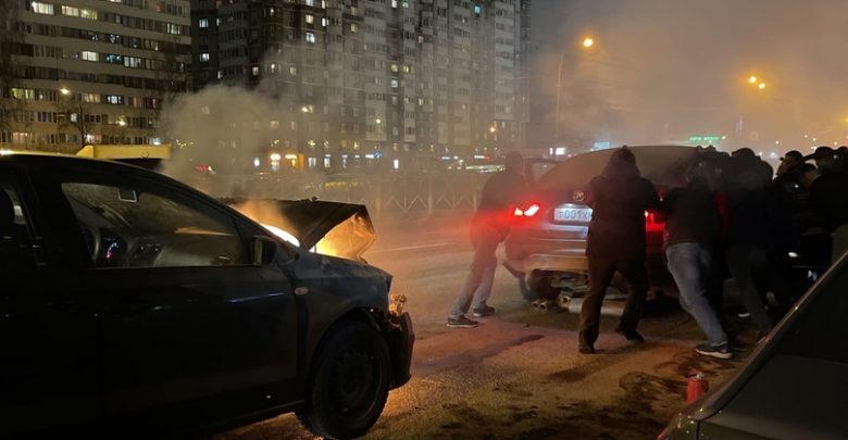 На проспекте Испытателей в 100м от метро Пионерская загорелся VW Polo, видимо после удара…