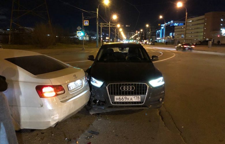 Сегодня около 20:30 произошло ДТП на перекрёстке ул. Оптиков и Стородеревенской ул. Audi Q3…