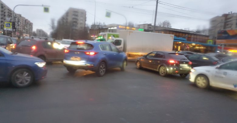 Не работает светофор на перекрёстке улицы Лёни Голикова и проспекта Ветеранов. Движение плотное
