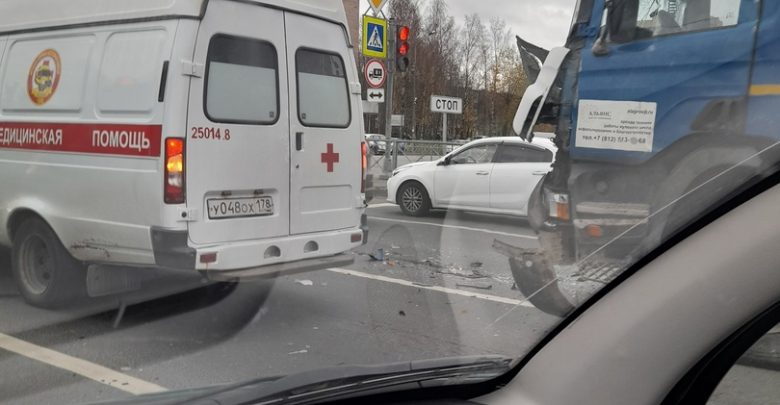 Трудно проехать в сторону Народной из-за аварии на пересечении Большевиков и Крыленко