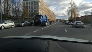 На Финляндской в Колпине, напротив поликлиники, Форд ударил мусоровоза, а тот Кию, объезд по…