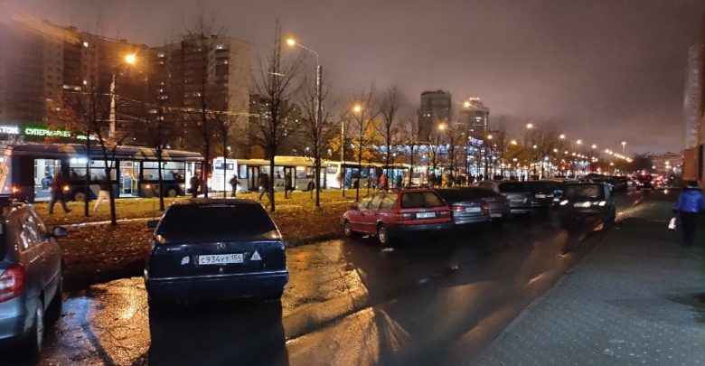 В левом ряду на Ленинском проспекте у Фиолента провалился асфальт, собралась огромная пробка в…
