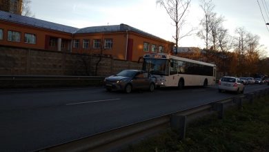 Автобус догнал легковушку на Аккуратова, в сторону переезда на Удельной. Объезд по встречке